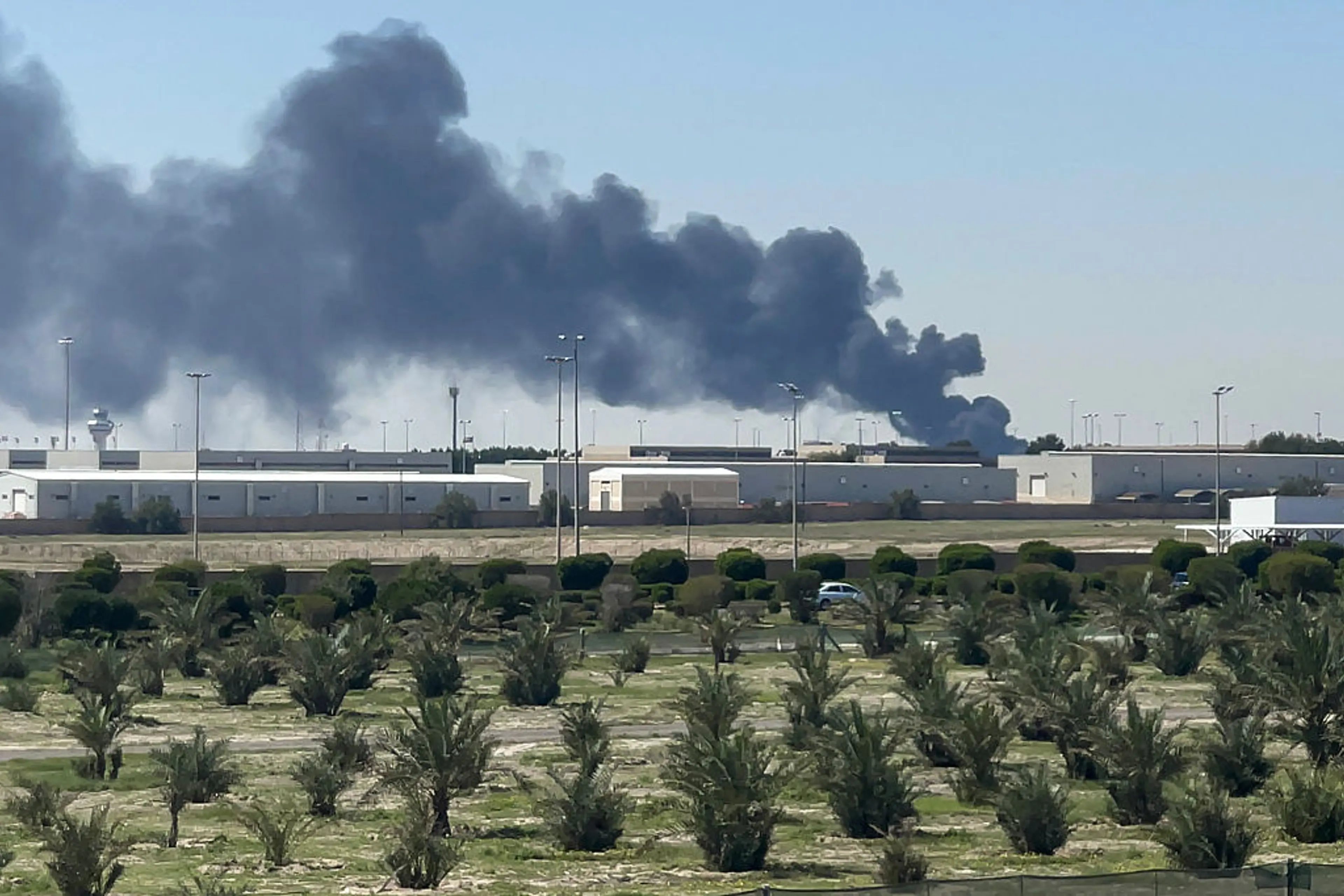 Okładka artykułu: Iran stawia ultimatum gigantom technologicznym. Apple, Google i Meta na celowniku Teheranu