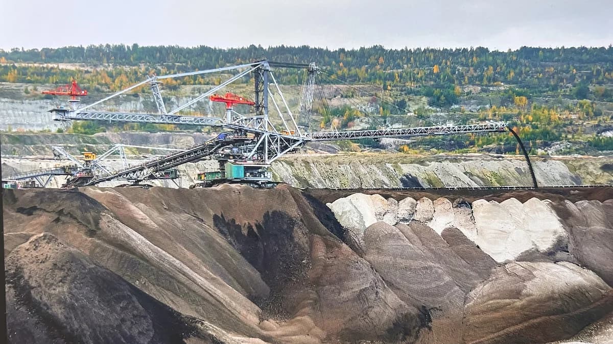 Okładka artykułu: Sensacyjne odkrycie wikińskiego okrętu w Bełchatowie. Przełom dla historii Europy