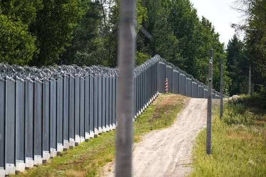 Okładka artykułu: Polska inwestuje 450 mln zł w elektroniczną zaporę na granicy z Białorusią